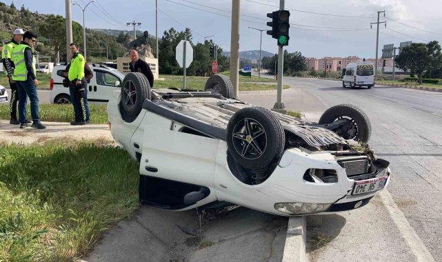 Burdur'da kontrolden çıkan otomobil refüje devrildi: 1 yaralı