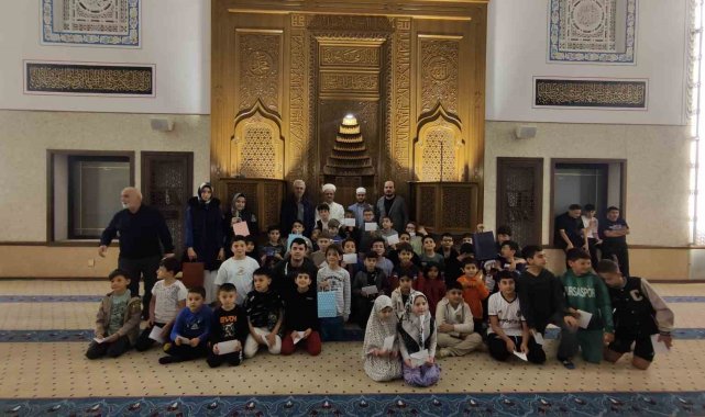 Bursa'da teravih namazına en çok gelen çocuklara tablet ve akıllı saat ödülü