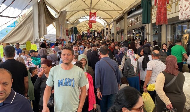Çarşı ve sokaklarda bayram yoğunluğu