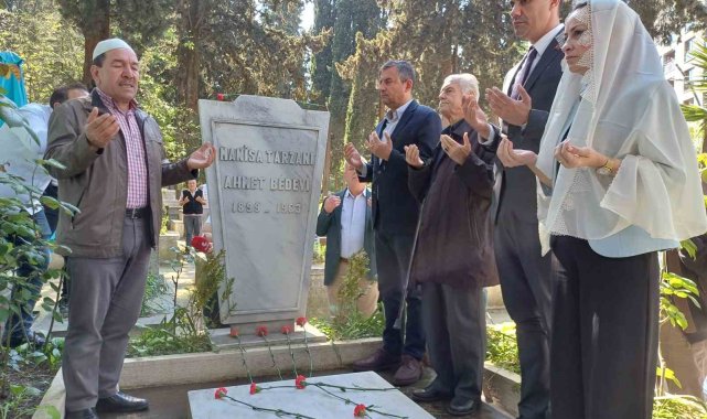 CHP Genel Başkanı Özel Manisa'da hem ailesinin hem de Manisa Tarzanı'nın mezarını ziyaret etti