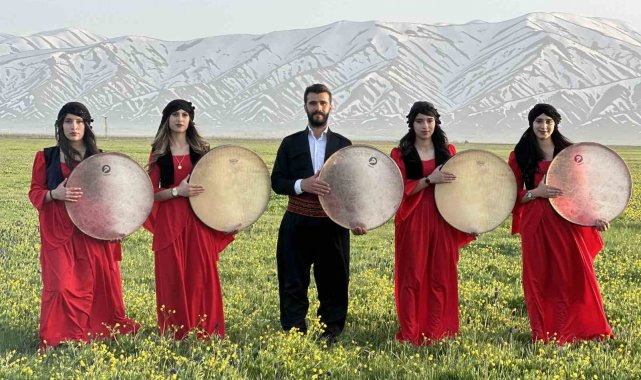 Cilo Dağı'nın eteklerinde yöresel elbiselerle erbane gösterisi
