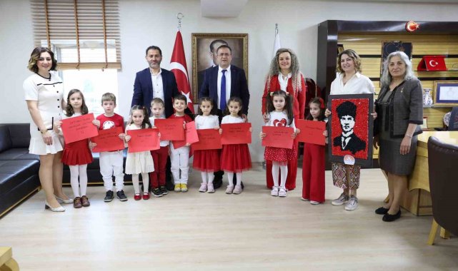 Çocuklar bayram mutluluğunu okudukları şiirlerle paylaştı