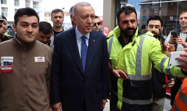 Cumhurbaşkanı Erdoğan Üsküdar'da akaryakıt istasyonuna uğradı, vatandaşla sohbet etti