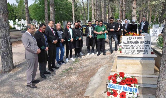 Davalısı tarafından öldürülen avukat mezarı başında anıldı