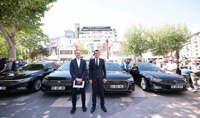 Denizli'de belediyenin ihtiyaç fazlası araçları meydanda sergilendi