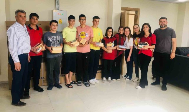 Depremzede çocuklar için prefabrik okula kütüphane kuruldıu