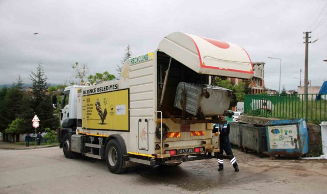Derince'de çöp konteynerleri dezenfekte ediliyor