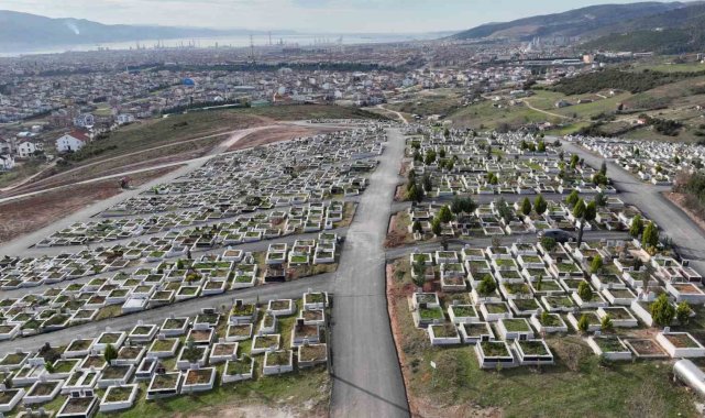 Derince'de mezarlık ziyaretlerine ücretsiz servis