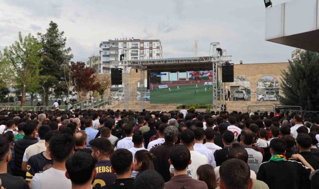 Diyarbakır'da binlerce taraftar dev ekranda maç keyfi yaptı