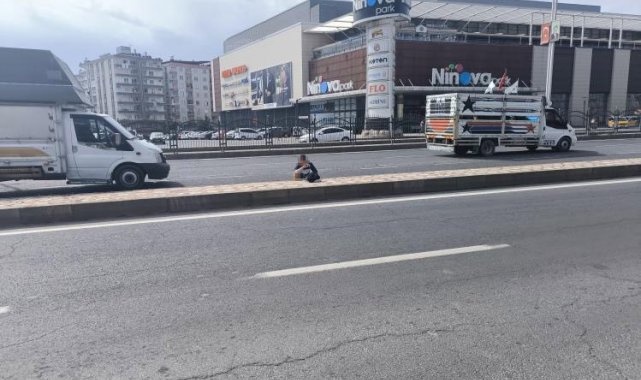 Diyarbakır'da Ninova Park AVM önünde canını hiçe sayan şahıs yolun ortasına tuvaletini yaptı