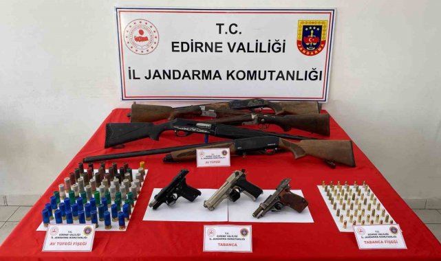 Edirne'de ruhsatsız tabancalar ve tüfekler ele geçirildi: 2 gözaltı