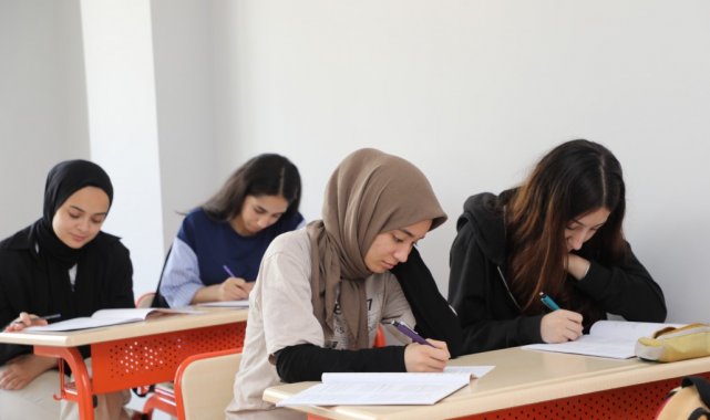 Elazığ Belediyesi, "O sene, bu sene" sloganı ile Elazığspor temalı YKS deneme sınavı gerçekleştirdi