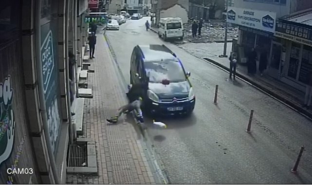 Elazığ'da aracın yayaya çarptığı kaza kamerada