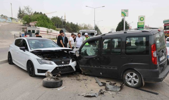 Elazığ'da otomobil ile hafif ticari araç kafa kafaya çarpıştı: 1 yaralı