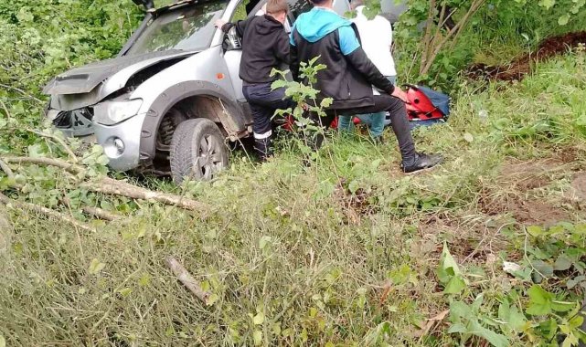 Elektrik direğine çarpan pikap tarlaya uçtu: 2 yaralı