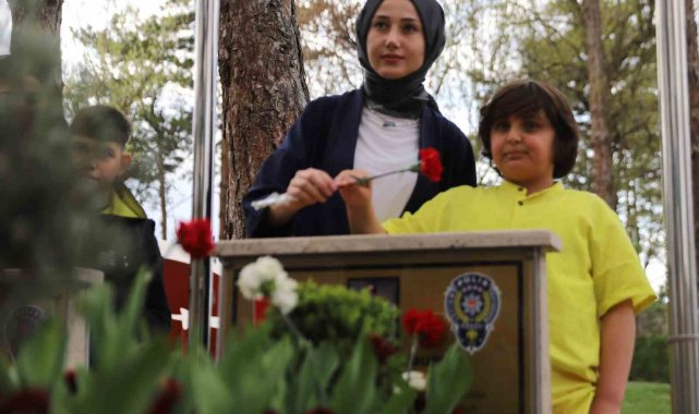 Engelsiz Yaşam Merkezi öğrencileri şehit polisleri unutmadı