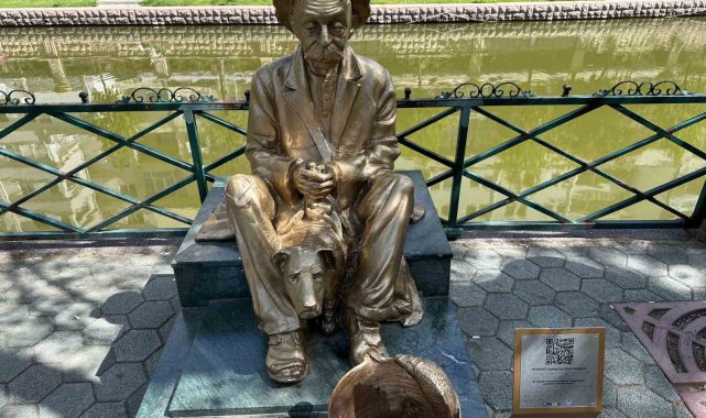 Eskişehir'de heykelin balıkçı kovası izmarit yuvası oldu