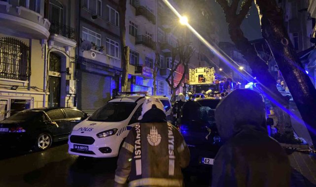 Fatih'te hareketli gece: Komşusunun kapısına balyoz ve matkapla saldırıp kapıyı ateşe verdi