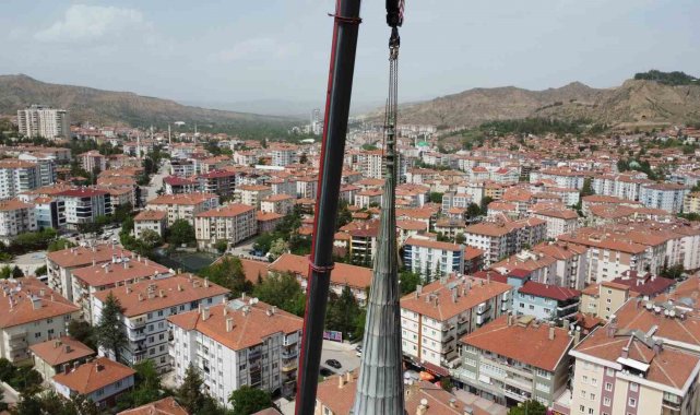 Fırtınada bir minaresi devrilen caminin diğer minaresi kontrollü olarak yıkılıyor