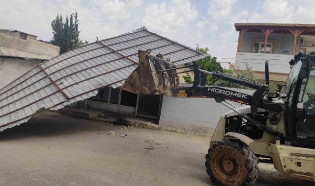 Gaziantep'te etkili olan rüzgar bir evin çatısını uçurdu