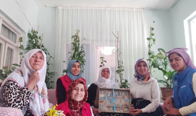 Gönüllü gençler yaşlı çınarları unutmadı