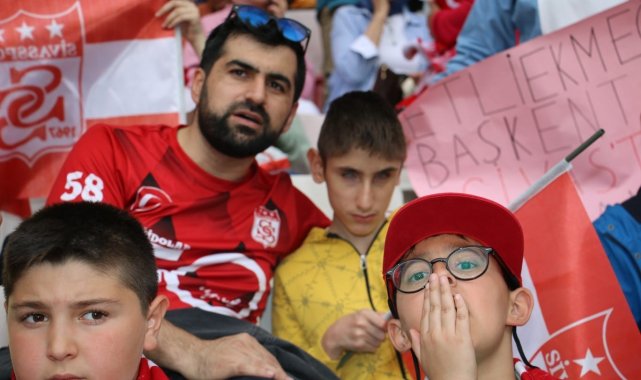 Görme engelli öğrencisine maçı anlattı