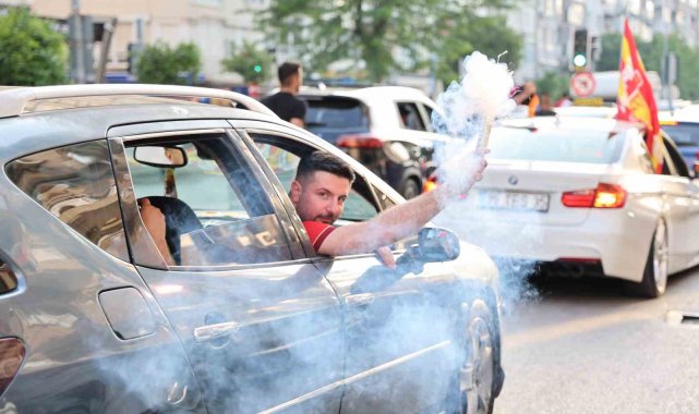 Göztepe Süper Lig'e çıktı, taraftar sokağa döküldü