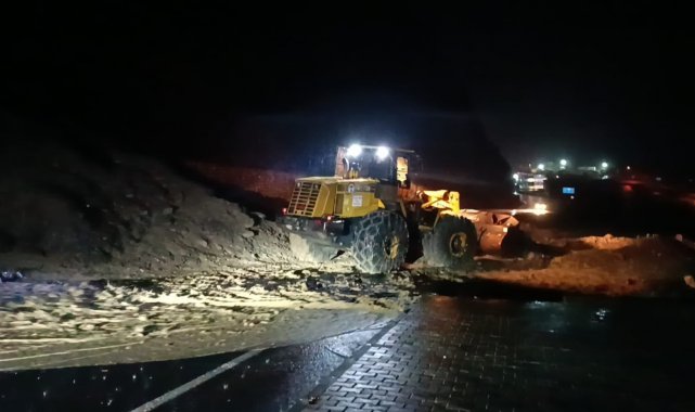 Hakkari'de sağanak yağış etkili oluyor