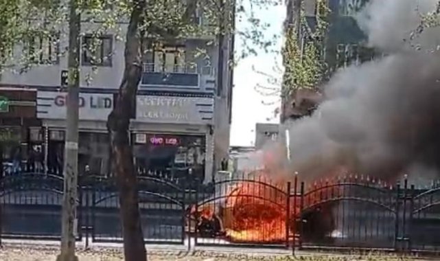 Hareket halindeki ticari taksi alev alev yandı