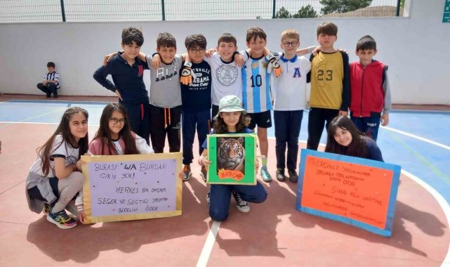 İlkokul öğrencilerinin turnuvasında pankartlar dikkat çekti