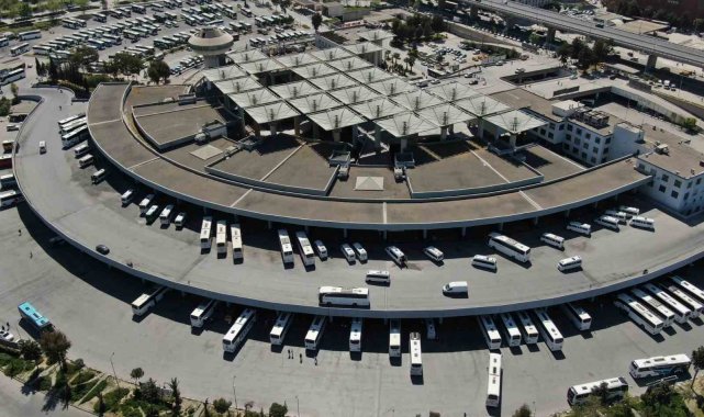 İzmir'de otobüs biletleri tükendi, günde 800'e yakın araç çıkış yapıyor