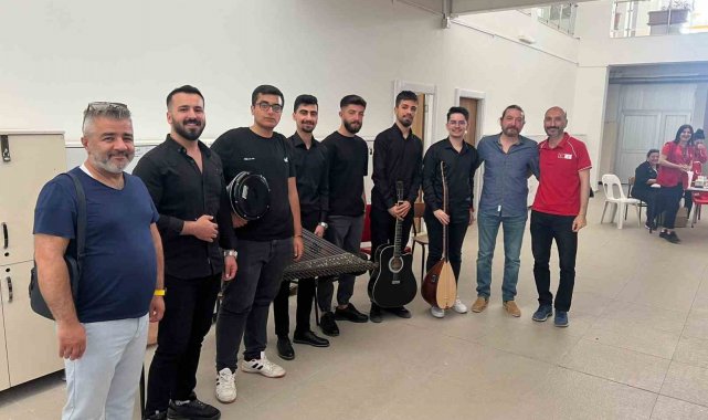 Kan bağışına türkülü destek