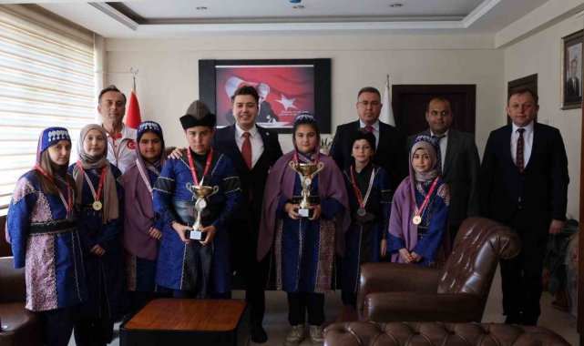 Karacasu Kaymakamı başarılı öğrencileri ağırladı