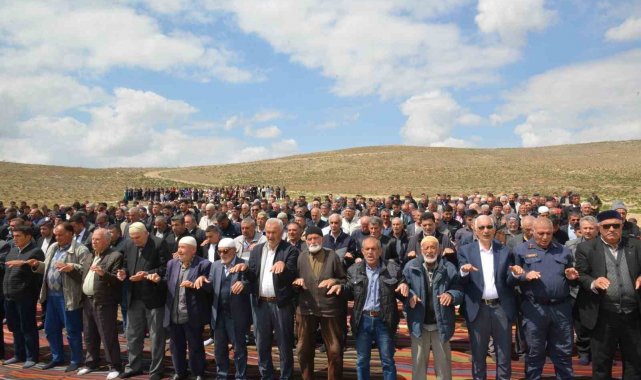 Karaman'da çiftçiler yağmur duasına çıktı