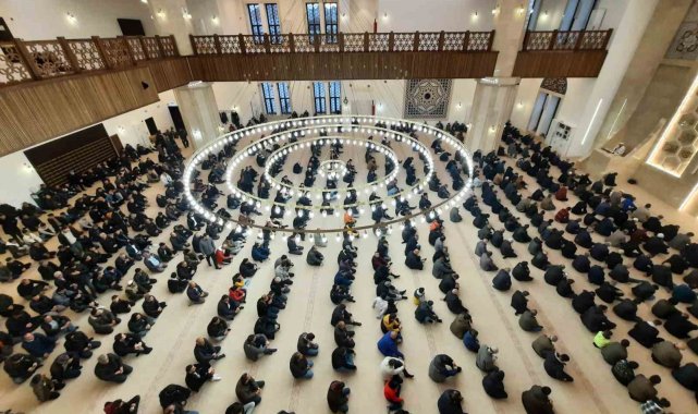 Kars'ta bayram namazında camiler doldu taştı