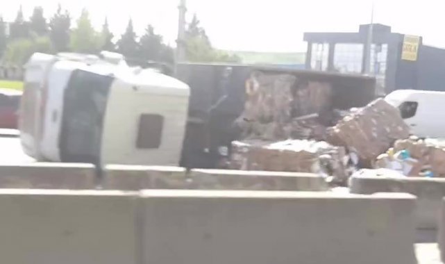 Karton yüklü tır devrildi: 1 yaralı