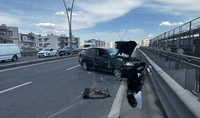 Kayseri'de otomobil aydınlatma direğine çarptı: 1'i ağır 2 yaralı