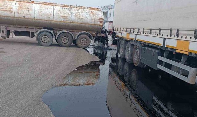 Kazaya karışan tankerin deposu delindi, binlerce litre yağ oluk oluk yollara aktı