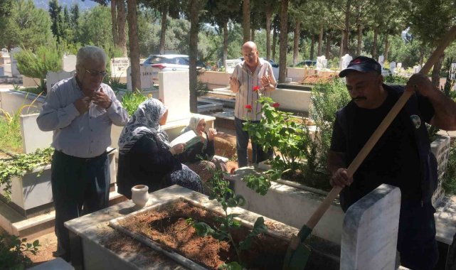 Kemer Mezarlığı'nda bayram yoğunluğu
