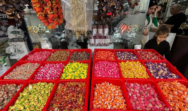 Kilis'te bayram şekerleri tezgahları renklendirdi