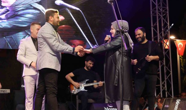 Konserde sürpriz evlilik teklifi