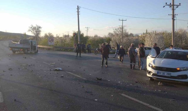 Konya'da kamyonet otomobille çarpıştı: 11 yaralı