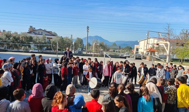 Köyceğiz'de öğrenciler ramazan davulu çalıp, mani söyledi
