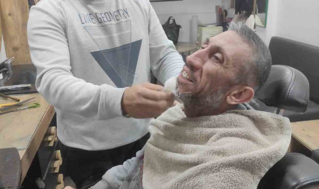 Kuşadası'nda bayram öncesi terzi ve berberlerde yoğun mesai