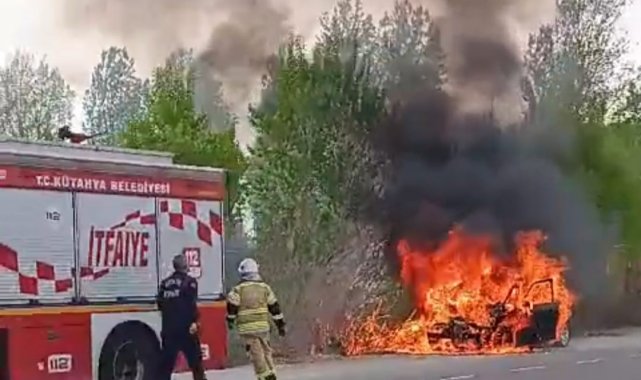 Kütahya'da seyir halindeki otomobil alev alev yandı