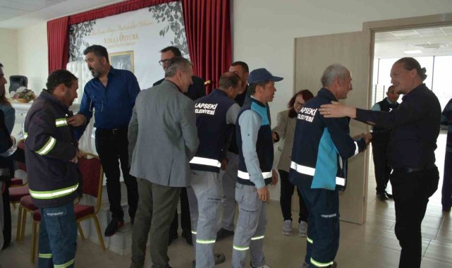 Lapseki Belediye Başkanı Atilla Öztürk, personelle bayramlaştı