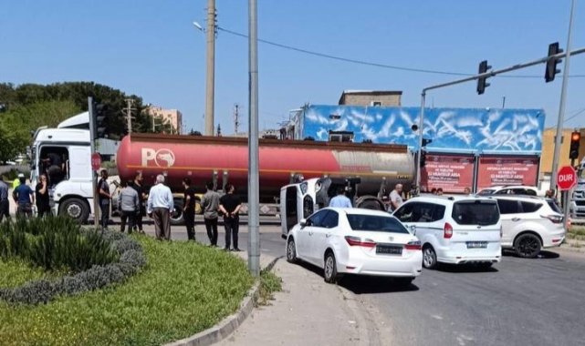 Mardin'de tır, minibüse ve hafif ticari araca çarptı: 4 yaralı
