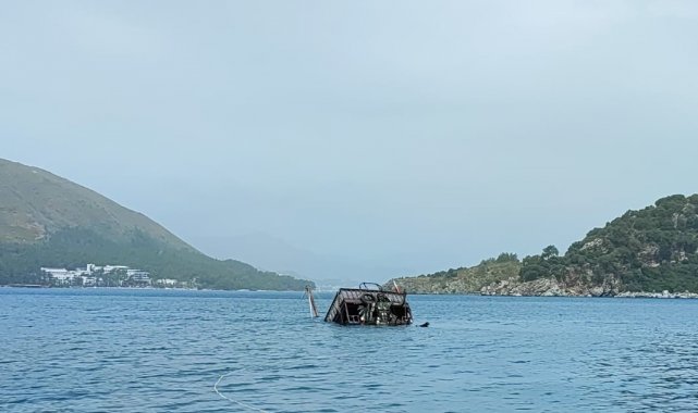 Marmaris'te açıkta demirleyen gezi teknesi battı