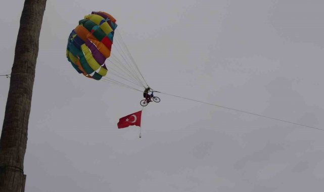 Marmaris'te bisikletli paraşütçü adeta şov yaptı
