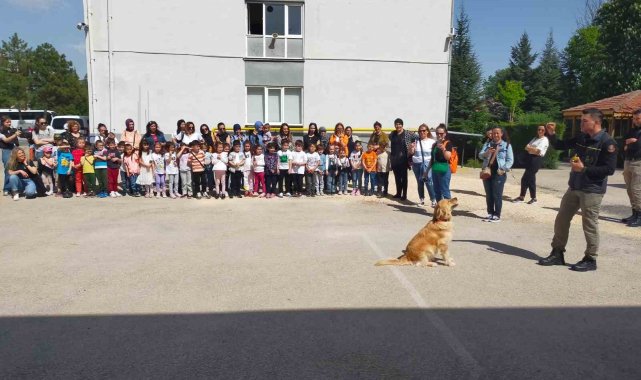 Mithat Paşa İlkokulu'nun ana sınıfı öğrencileri velileri ve idari personeli Eskişehir Emniyet Müdürlüğü'nü ziyaret etti